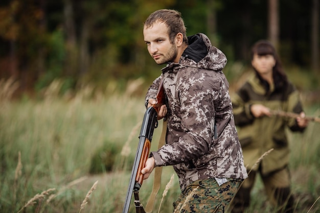 Jagers in camouflagekleding klaar om te jagen met jachtgeweer