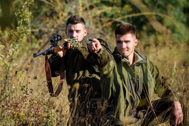 Jagers met geweren in de natuur Jagers jachtopzieners op zoek naar dier of vogel Jagen met vrienden hobby vrije tijd Hunter vriend genieten van vrije tijd in het veld Hobby voor echte mannen concept