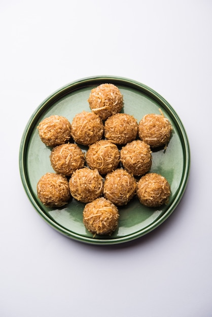 Jaggery coconut Laddoo, Nariyal gur ke laddu, Indiaas zoet eten voor festivals zoals rakshabandhan of rakhi pournima