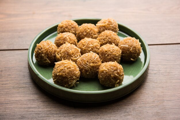 Jaggery coconut Laddoo, Nariyal gur ke laddu, Indiaas zoet eten voor festivals zoals rakshabandhan of rakhi pournima