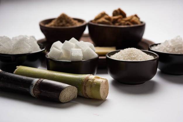 Jaggery, Sugar Variety en Sugarcane - bijproducten van Sugar Cane of Ganna op een humeurige achtergrond. Selectieve focus