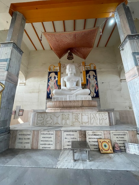 Foto jain tirthankara statua in posizione seduta india