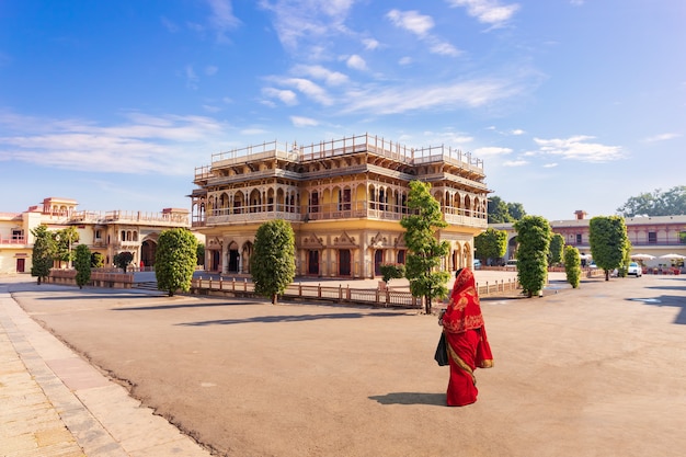 Jaipur city palace e ragazza indiana in sari, india.