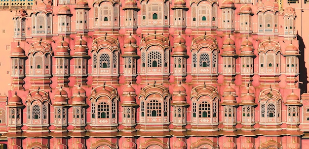 Jaipur, India - 20 januari 2020. Uitzicht op Hawa Mahal (Windpaleis) in Jaipur, India. Hawa Mahal is een van de prominente toeristische attracties in de stad Jaipur.