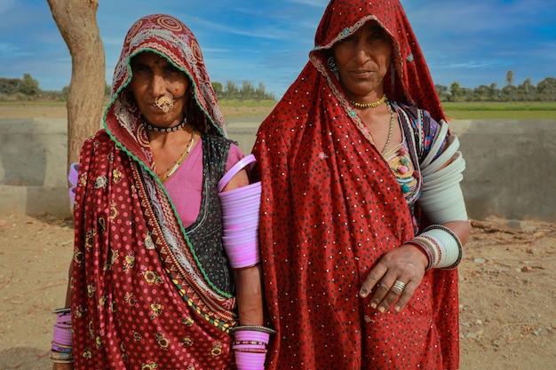 Foto jaisalmer india 19 januari 2020 indiase rajasthani-vrouwen die traditionele kleurrijke kleding en sieraden dragen