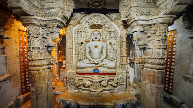 Jaisalmer, India - 5 december 2019: Altaar in een Jain-tempel in het Jaisalmer-fort.