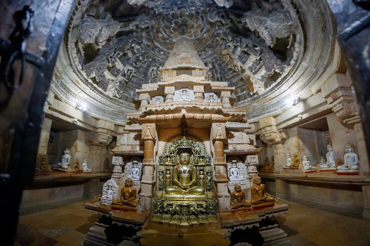Jaisalmer, India - 5 december 2019: Altaar in een Jain-tempel in het Jaisalmer-fort.