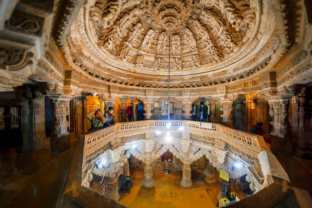 Джайсалмер, Индия, 5 января 2020 г .: Красивый интерьер джайнского храма в форте Джайсалмер. Купол камеры с изящными фигурами персонажей индуистской мифологии.