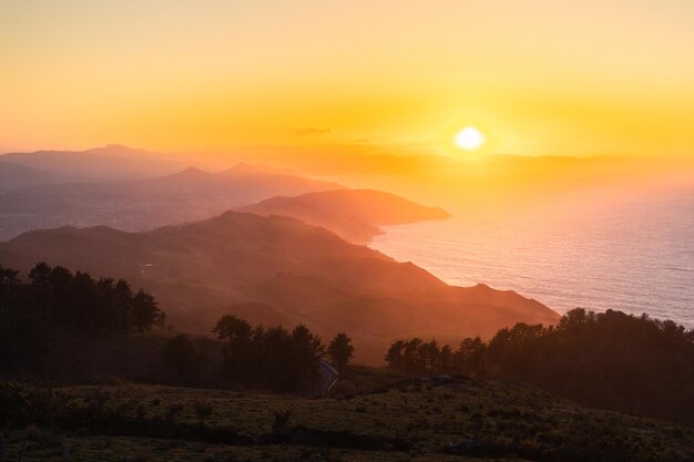 Monte jaizkibel vicino alla costa basca e all'oceano atlanticox9xdxa