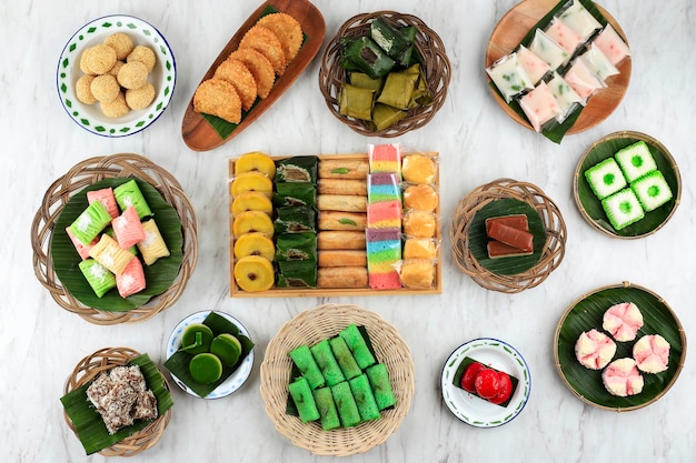 Photo jajanan pasar various and colorful traditional indonesian snacks