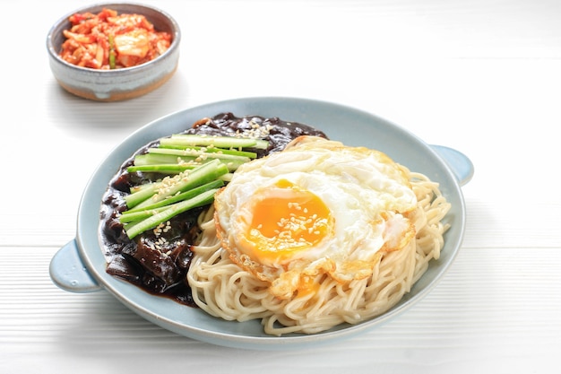 Чаджанг Мён или Корейская лапша Чжангмён с соусом из черной фасоли, подается с огурцом и кунжутом
