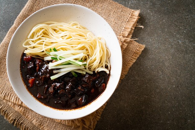 チャジャンミョンまたはチャジャンミョンはブラックソースの韓国麺-韓国料理スタイル