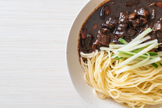 Photo jajangmyeon or jjajangmyeon is korean noodle with black sauce - korean food style
