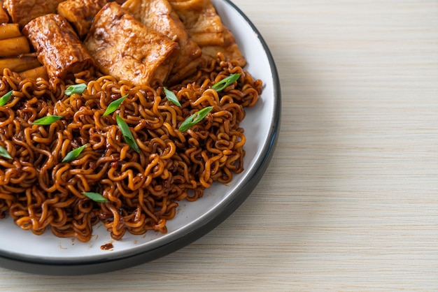 Jajangmyeon 또는 Odeng 및 Omuk 한국과 함께 JJajangmyoon 한국 음식 스타일의 검은 콩 소스에서 한국 생선 케이크와 함께 한국 인스턴트 누들