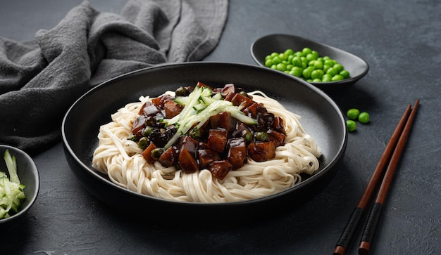 Jajangmyeon Koreaanse noedels in zwarte bonensaus selectieve focus