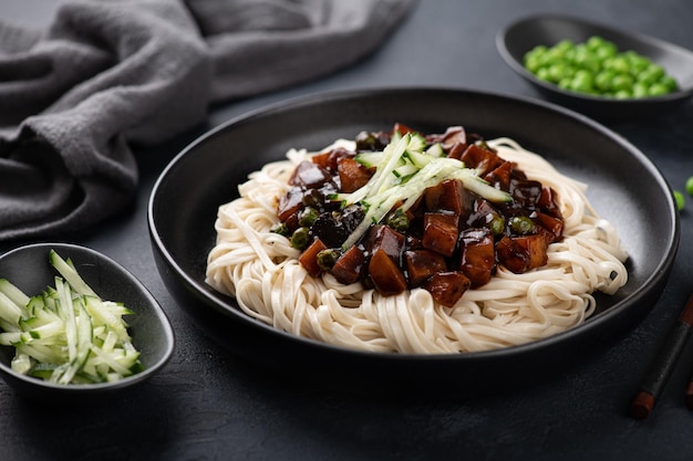 Jajangmyeon Koreaanse noedels in zwarte bonensaus selectieve focus