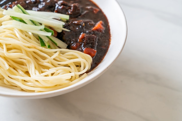 Jajangmyeon of Jajangmyeon is Koreaanse noedel met zwarte saus