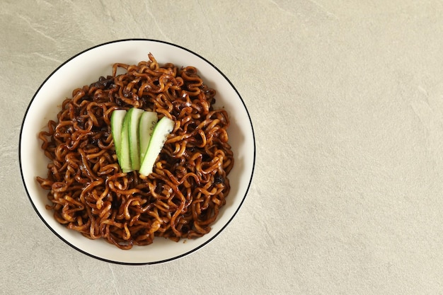 Jajangmyeon of JJajangmyeon is Koreaanse noedel met zwarte saus en komkommer.