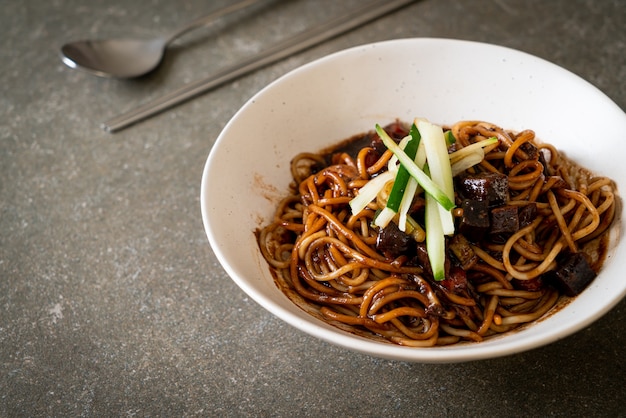 Jajangmyeon of JJajangmyeon is Koreaanse noedel met zwarte saus