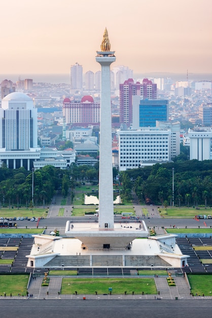 Foto orizzonte della città di jakarta con il monumento nazionale (monas) nel pomeriggio