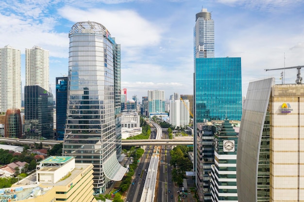 Высокие здания в Джакарте под голубым небом