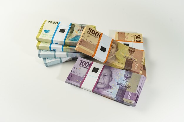 Джакарта, Индонезия, 15 апреля 2023 г., различные пачки банкнот индонезийской рупии в валюте IDR, тысячи копий пространства через закят