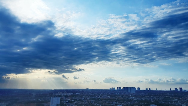 ジャカルタ インドネシア 2020 年 11 月 12 日 ジャカルタ市の密集した住宅や高層ビルと曇り空の下で美しいジャカルタのスカイライン