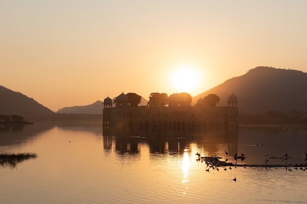 남자 Sagar 호수, 일출 실루엣, 자이푸르, 인도에서 Jal Mahal 궁전.