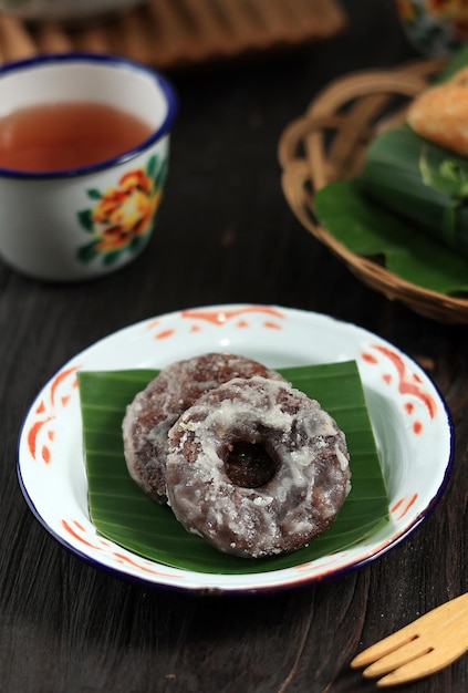 Photo jalabiya donut ring shape snack made from sticky rice flour coated with sugar powder