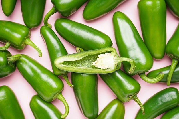 Jalapeno chilipepers, op een roze achtergrond, plat gelegd. Detailopname.