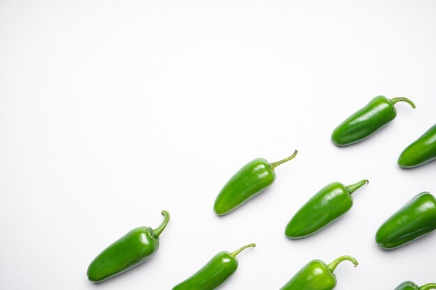 Jalapeno chilipepers, op een witte achtergrond, ruimte voor tekst.