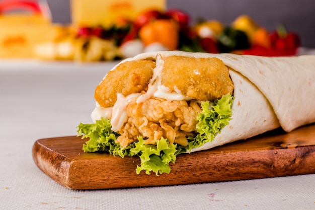 Jalapeno Wrap Meal geïsoleerd op een houten bord zijaanzicht op grijze achtergrond fastfood