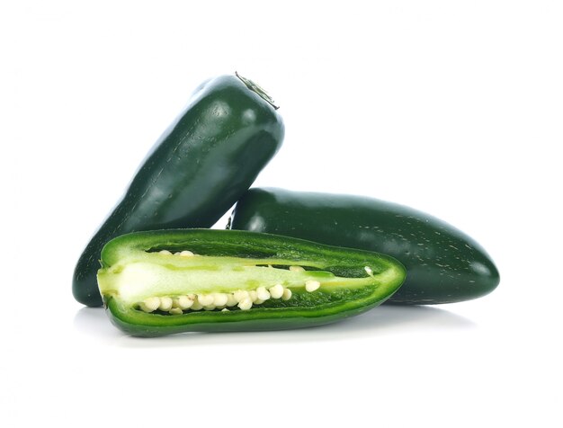 Jalapenos 칠리 고추 또는 흰색 배경에 멕시코 칠리 고추