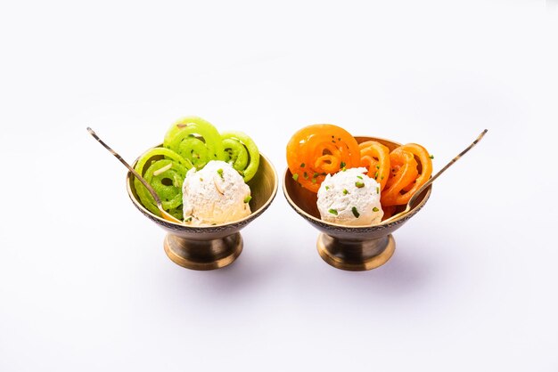 Photo jalebi ice cream combination of indian dessert with a twist