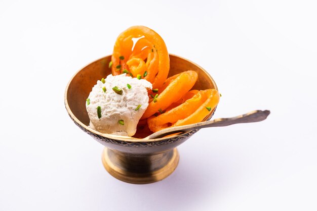 Photo jalebi ice cream combination of indian dessert with a twist