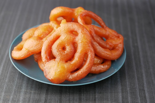 Jalebi indian sweet op een bord op tafel