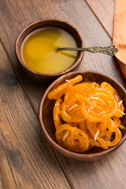 Jalebi of Jilbi of imarati, Indiaas zoet eten gebakken in pure ghee, selectieve focus