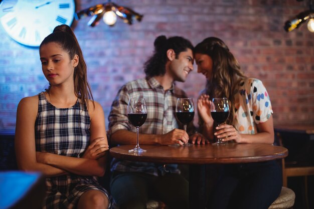 Jaloerse vrouw die aanhankelijk paar negeert