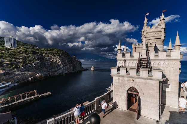 JALTA RUSLAND 2 SEPTEMBER 2021 Beroemde toeristische bezienswaardigheid Swallow's Nest Castle op de Krim