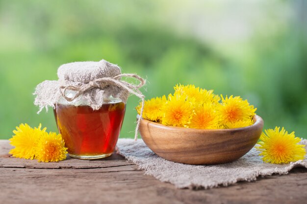 Marmellata di denti di leone su un tavolo di legno