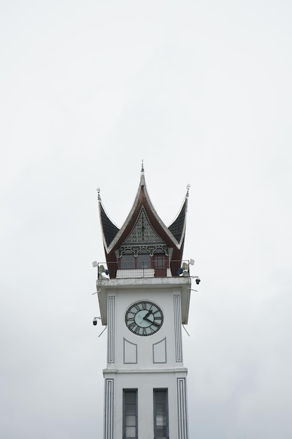 Foto gang jam una torre dell'orologio iconica nella sumatra occidentale dell'indonesia