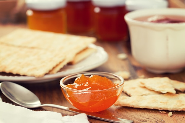 Jam met koekjes en kopje thee