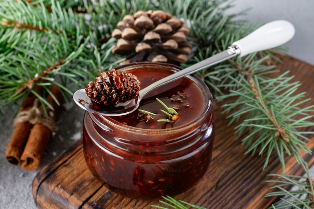 Jam van jonge dennenappels op een houten bord