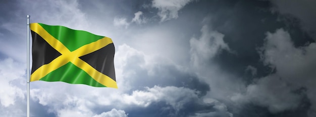 Jamaicaanse vlag op een bewolkte hemel