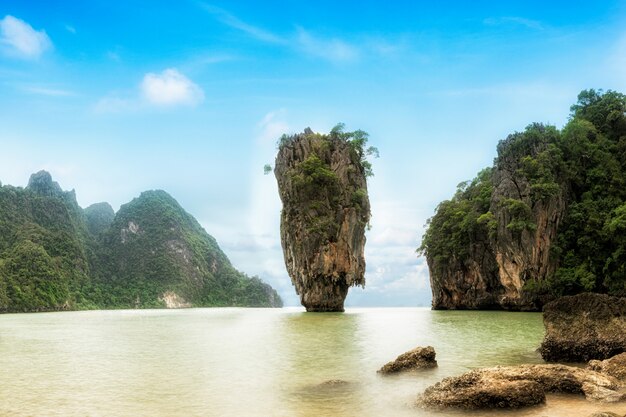 James bond island - beroemde bezienswaardigheid in phang nga bay, in de buurt van phuket, thailand.