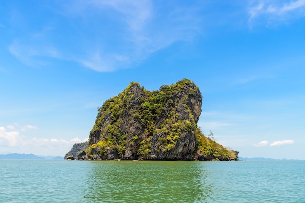 Foto isola di james bond nella baia di phang nga, thailandia