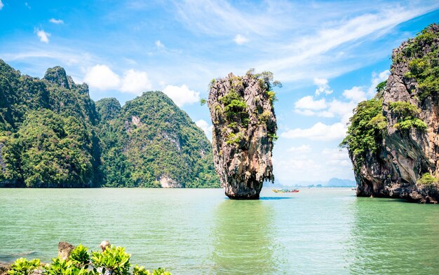 Phang Nga Bay의 James Bond Island 태국 푸켓 근처의 세계적으로 유명한 관광지