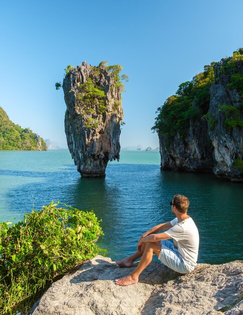 Photo james bond island phangnga bay thailand asian young man visit the island near phuket thailand