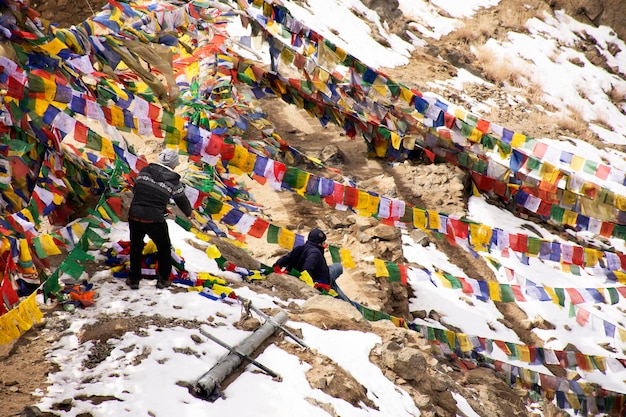 Jammu Kashmir India 3월 20일 인도와 티베트인들이 2019년 3월 21일 인도 잠무와 카슈미르의 레 라다크에 있는 Thiksey 수도원과 Namgyal Tsemo Gompa 산에서 기도와 축복 깃발을 묶었습니다.