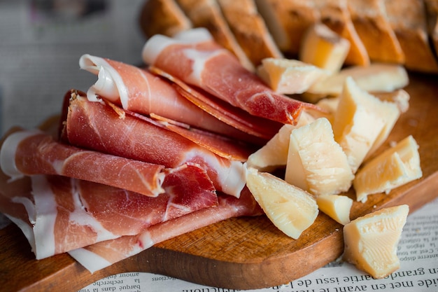 Jamon met bruschetta en parmezaanse kaas. Heerlijk voorgerecht voor wijn. Italiaans voorgerecht. Jamon en salami